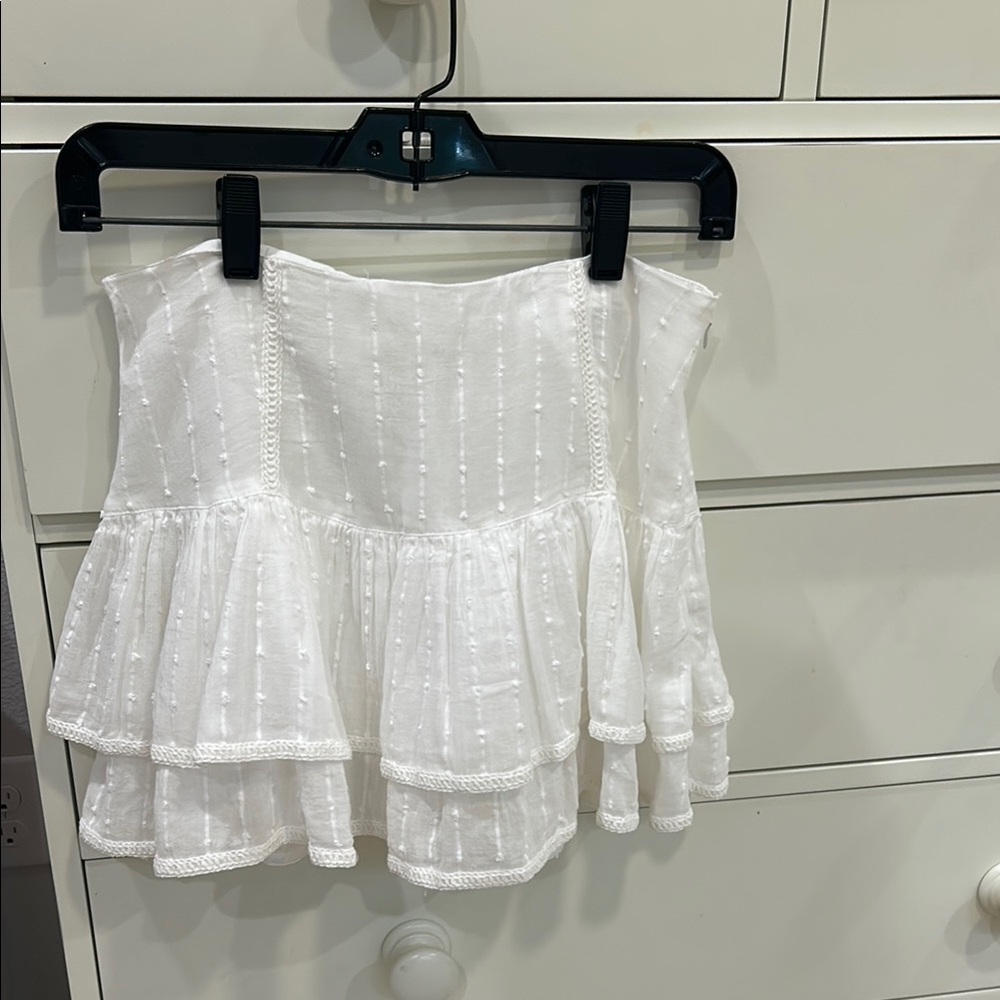 Chic White Mini Skirt with Sleek Design